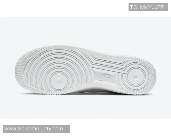 詹姆斯专属AF1即将发售超大皇冠Logo设计引发球迷热议