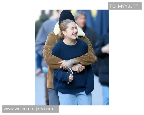 贝克汉姆亲吻14岁小七现场庆祝迈阿密夺冠女儿成长变化令人惊艳